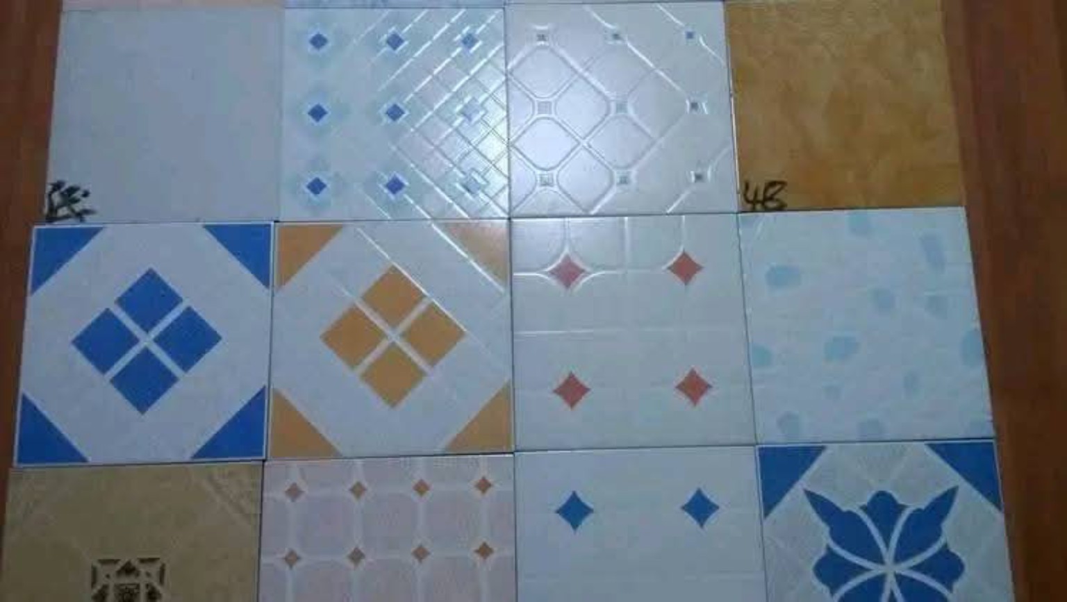 Decorative floor tiles